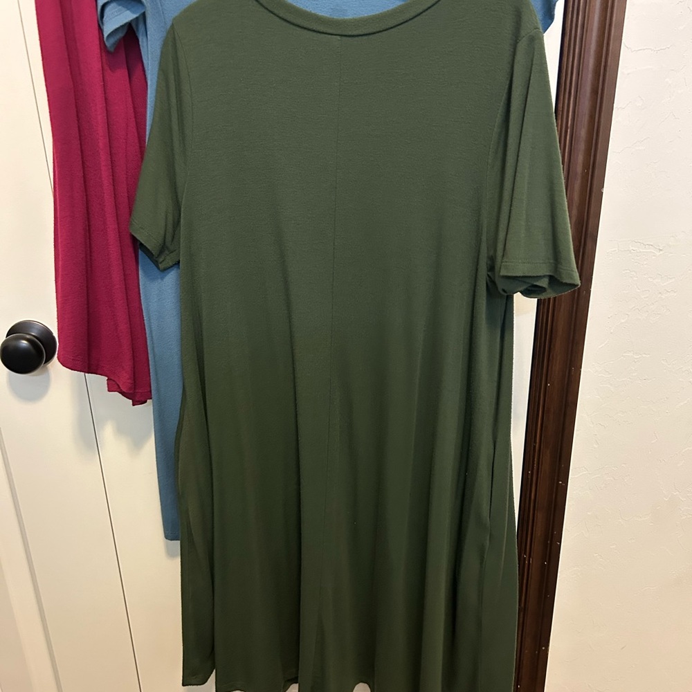 Zenana Outfitters set of 3 V-Neck T-shirt dresses - Picture 3 of 3